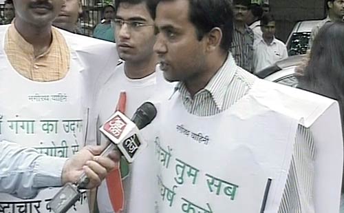 देखें कैसे गिरफ्तार हुए अन्‍ना हजारे | सड़कों पर समर्थक