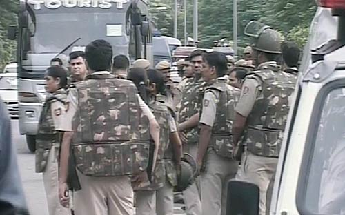 देखें कैसे गिरफ्तार हुए अन्‍ना हजारे | सड़कों पर समर्थक