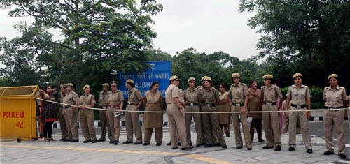 अन्ना के समर्थन में सड़क पर जनता | अन्‍ना हुए गिरफ्तार