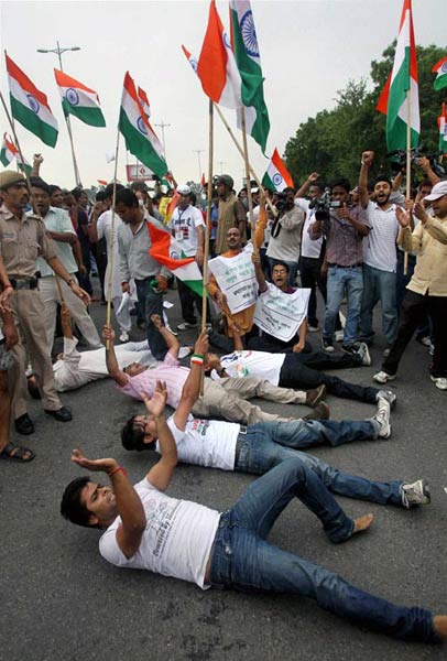 अन्ना के समर्थन में सड़क पर जनता | अन्‍ना हुए गिरफ्तार