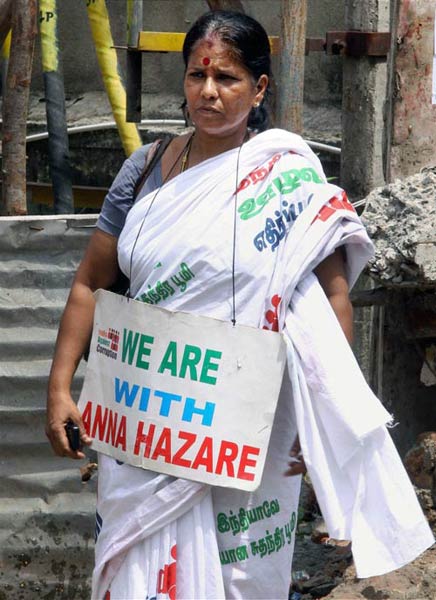 अन्ना के समर्थन में सड़क पर जनता | अन्‍ना हुए गिरफ्तार