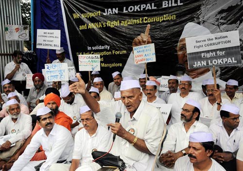 अन्ना के समर्थन में सड़क पर जनता | अन्‍ना हुए गिरफ्तार