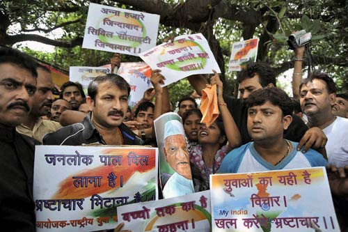 अन्ना के समर्थन में सड़क पर जनता | अन्‍ना हुए गिरफ्तार