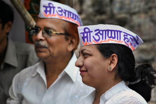 अन्ना के समर्थन में सड़क पर जनता | अन्‍ना हुए गिरफ्तार