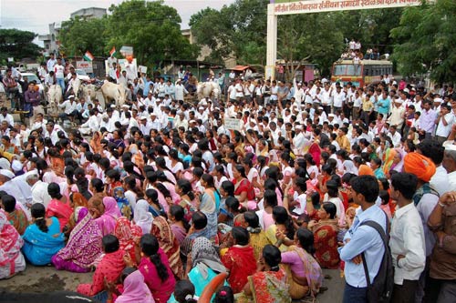 अन्ना के समर्थन में सड़क पर जनता | अन्‍ना हुए गिरफ्तार