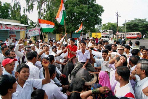 अन्ना के समर्थन में सड़क पर जनता | अन्‍ना हुए गिरफ्तार