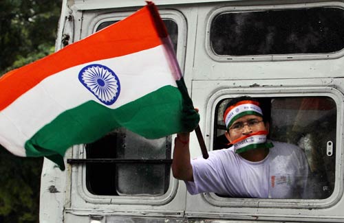 अन्ना के समर्थन में सड़क पर जनता | अन्‍ना हुए गिरफ्तार