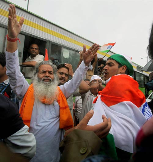 अन्ना के समर्थन में सड़क पर जनता | अन्‍ना हुए गिरफ्तार