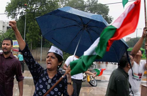 अन्ना के समर्थन में सड़क पर जनता | अन्‍ना हुए गिरफ्तार