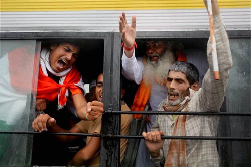 अन्ना के समर्थन में सड़क पर जनता | अन्‍ना हुए गिरफ्तार