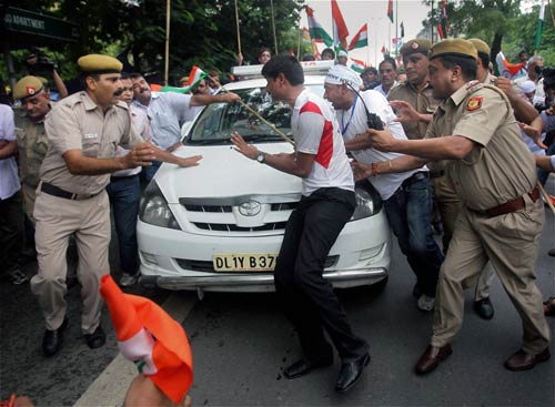 अन्ना के समर्थन में सड़क पर जनता | अन्‍ना हुए गिरफ्तार