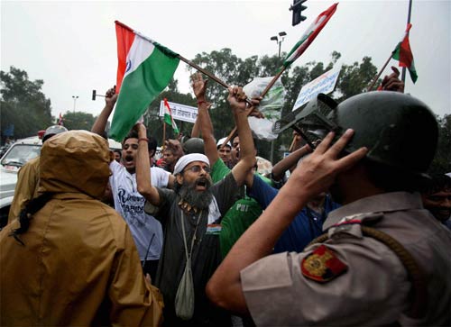 अन्ना के समर्थन में सड़क पर जनता | अन्‍ना हुए गिरफ्तार