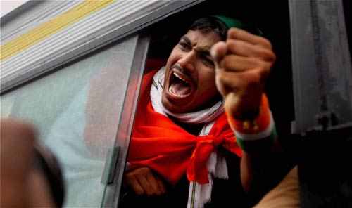 अन्ना के समर्थन में सड़क पर जनता | अन्‍ना हुए गिरफ्तार