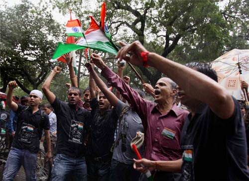 अन्ना के समर्थन में सड़क पर जनता | अन्‍ना हुए गिरफ्तार