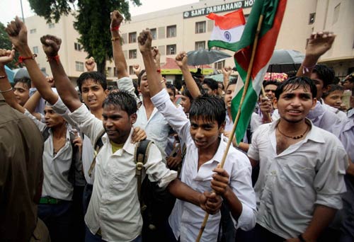 अन्ना के समर्थन में सड़क पर जनता | अन्‍ना हुए गिरफ्तार