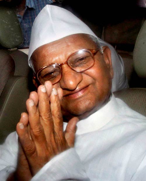 अन्ना के समर्थन में सड़क पर जनता | अन्‍ना हुए गिरफ्तार