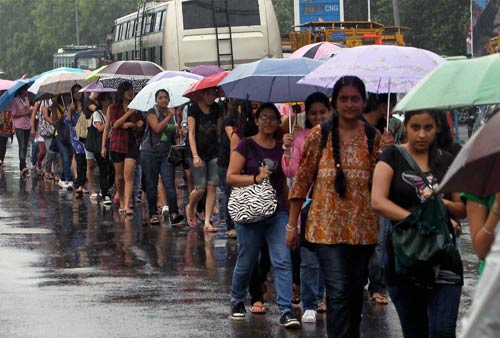 अन्ना के समर्थन में सड़क पर जनता | अन्‍ना हुए गिरफ्तार