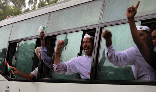 अन्ना के समर्थन में सड़क पर जनता | अन्‍ना हुए गिरफ्तार