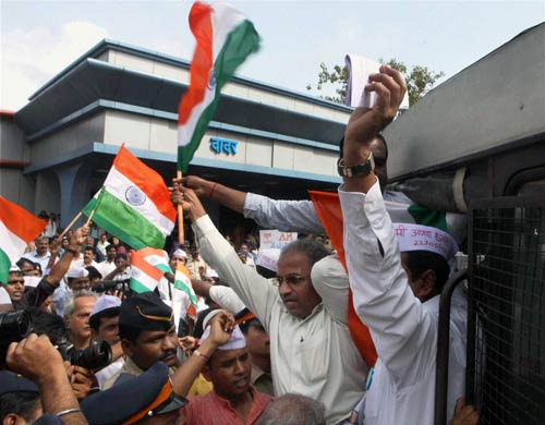 अन्ना के समर्थन में सड़क पर जनता | अन्‍ना हुए गिरफ्तार