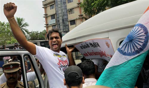 अन्ना के समर्थन में सड़क पर जनता | अन्‍ना हुए गिरफ्तार