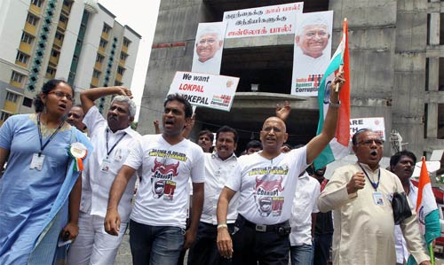 अन्ना के समर्थन में सड़क पर जनता | अन्‍ना हुए गिरफ्तार