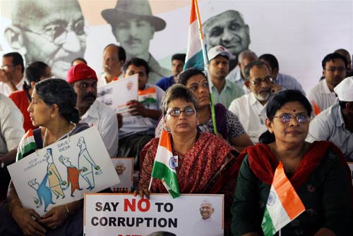 अन्ना के समर्थन में सड़क पर जनता | अन्‍ना हुए गिरफ्तार