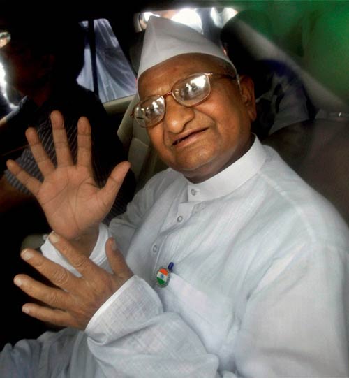 अन्ना के समर्थन में सड़क पर जनता | अन्‍ना हुए गिरफ्तार