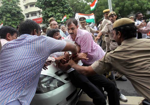 अन्ना के समर्थन में सड़क पर जनता | अन्‍ना हुए गिरफ्तार