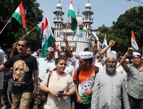 अन्ना के समर्थन में सड़क पर जनता | अन्‍ना हुए गिरफ्तार