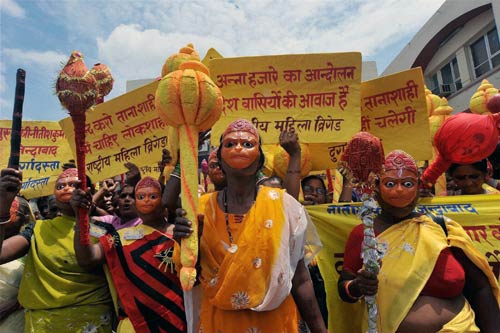 अन्ना के समर्थन में सड़क पर जनता | अन्‍ना हुए गिरफ्तार