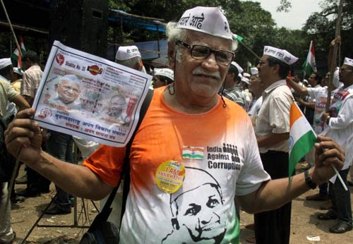 अन्ना के समर्थन में सड़क पर जनता | अन्‍ना हुए गिरफ्तार