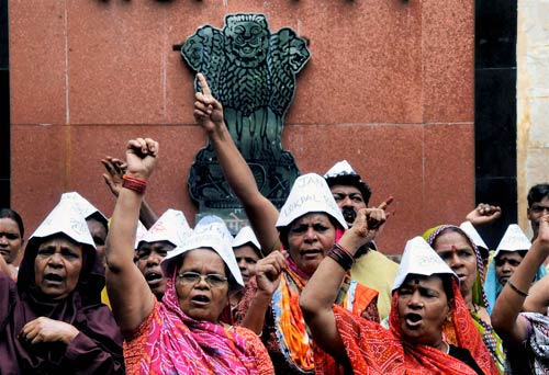 अन्ना के समर्थन में सड़क पर जनता | अन्‍ना हुए गिरफ्तार