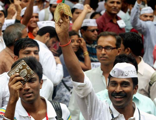 अन्ना के समर्थन में सड़क पर जनता | अन्‍ना हुए गिरफ्तार