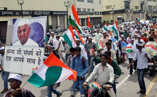 अन्ना के समर्थन में सड़क पर जनता | अन्‍ना हुए गिरफ्तार