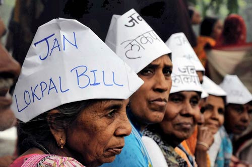 अन्ना के समर्थन में सड़क पर जनता | अन्‍ना हुए गिरफ्तार