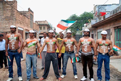 अन्ना के समर्थन में सड़क पर जनता | अन्‍ना हुए गिरफ्तार