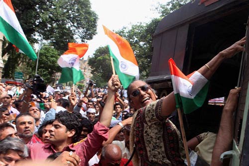 अन्ना के समर्थन में सड़क पर जनता | अन्‍ना हुए गिरफ्तार