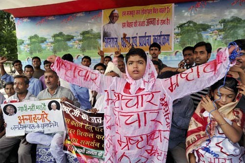 अन्ना के समर्थन में सड़क पर जनता | अन्‍ना हुए गिरफ्तार