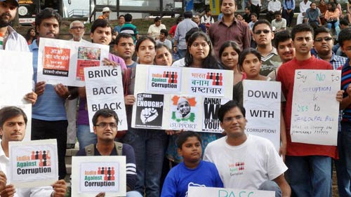 अन्ना के समर्थन में सड़क पर जनता | अन्‍ना हुए गिरफ्तार