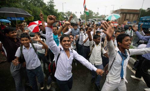 अन्ना के समर्थन में सड़क पर जनता | अन्‍ना हुए गिरफ्तार