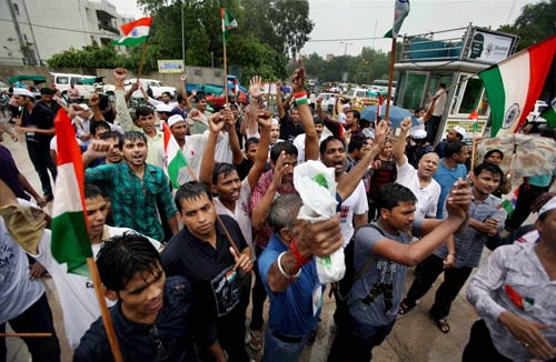 अन्ना के समर्थन में सड़क पर जनता | अन्‍ना हुए गिरफ्तार