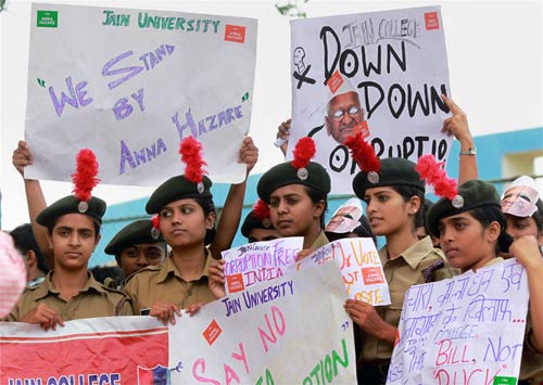 अन्ना के समर्थन में सड़क पर जनता | अन्‍ना हुए गिरफ्तार