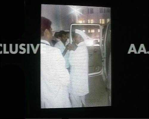 देखें कैसे अस्पताल से बाहर निकले अन्ना हजारे