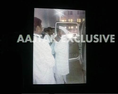 देखें कैसे अस्पताल से बाहर निकले अन्ना हजारे