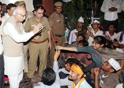 नेताओं के घरों पर अन्‍ना समर्थकों का प्रदर्शन | हर ओर अन्‍ना...