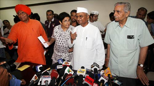 देखिए अन्‍ना के खत से क्‍यों तिलमिलाई कांग्रेस...