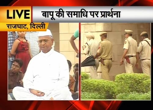 अन्ना हजारे ने राजघाट पर किया मौन व्रत । जनसमर्थन