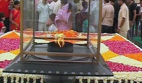 अन्ना हजारे ने राजघाट पर किया मौन व्रत । जनसमर्थन