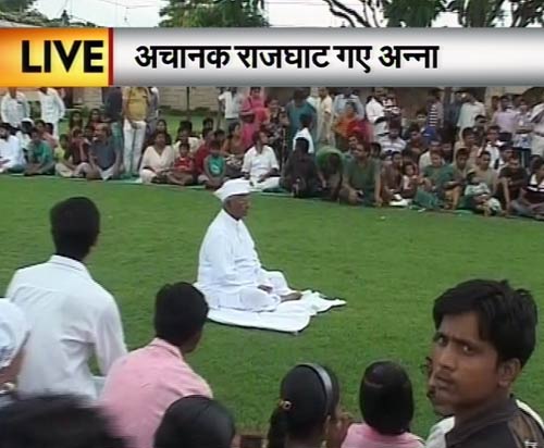 अन्ना हजारे ने राजघाट पर किया मौन व्रत । जनसमर्थन