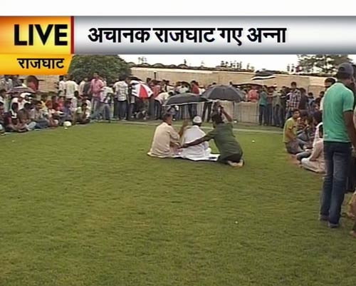 अन्ना हजारे ने राजघाट पर किया मौन व्रत । जनसमर्थन